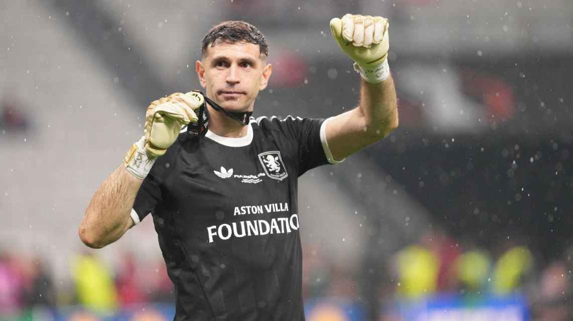 Emi Martínez Open to Chelsea Move as Decision Rest with Blues