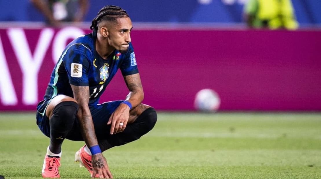 Raphinha Forced Off in Brazil Clash With Muscle Discomfort