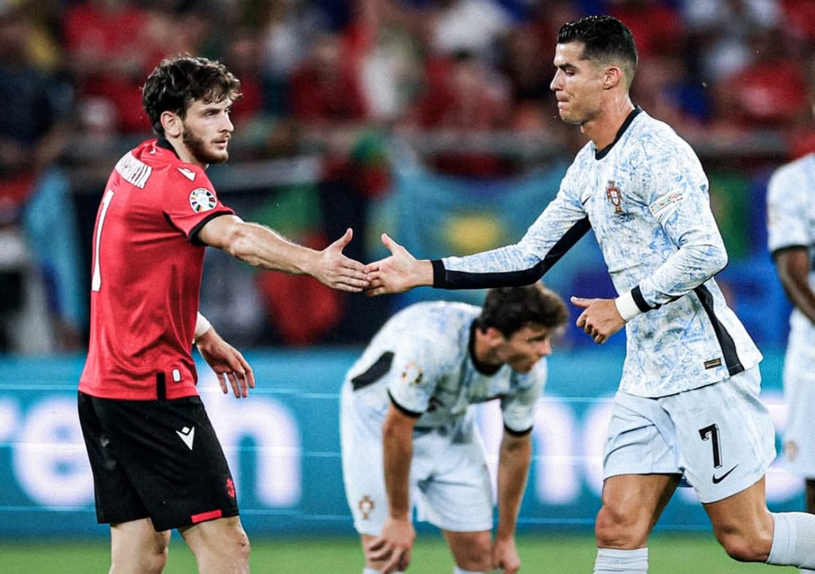 Cristiano Ronaldo Sends Heartfelt Encouragement to Khvicha Kvaratskhelia
