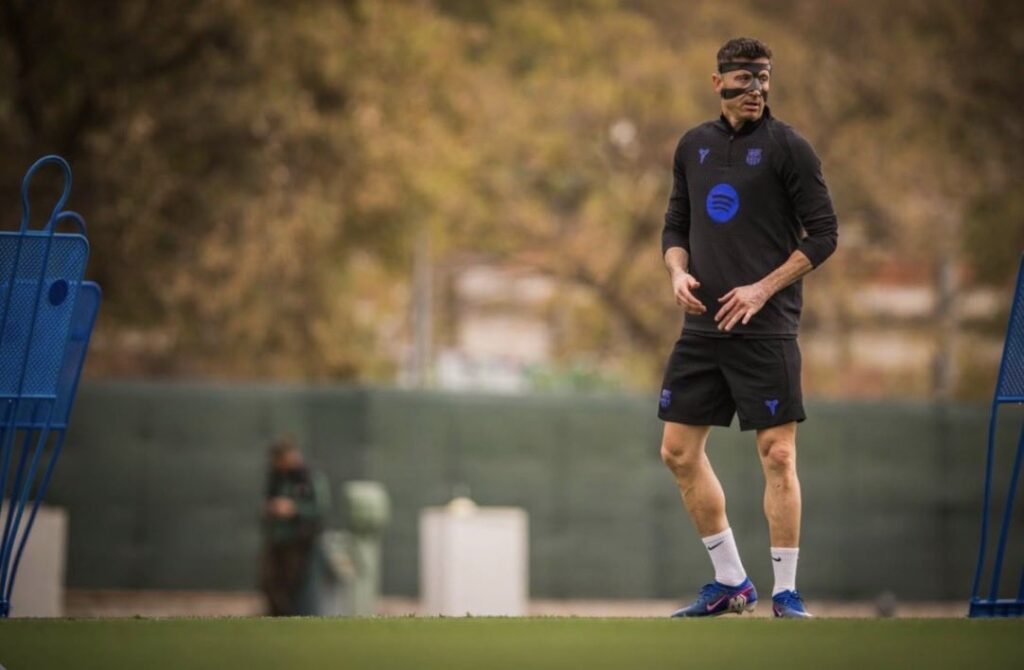 The Masked Marksman: Robert Lewandowski Ready for Battle at San Mamés